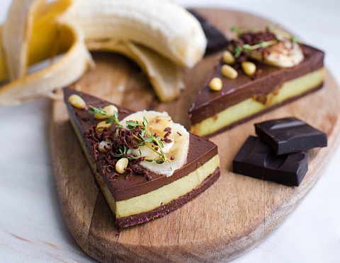 Шоколадный торт с банановым кремом и вялеными бананами внутри